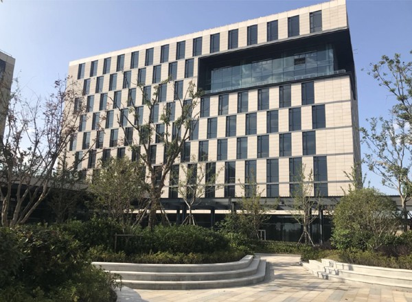 規定“商品房預售實(shí)行預售許可制度”的法律是？